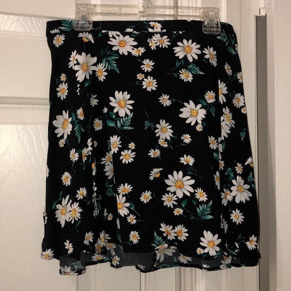 Forever 21 Dresses & Skirts - Gorgeous daisy skirt 💕